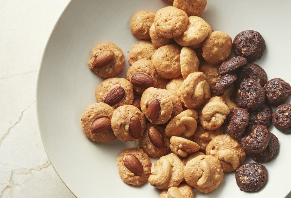 卵白とナッツが中心マカロンタイプのクッキー